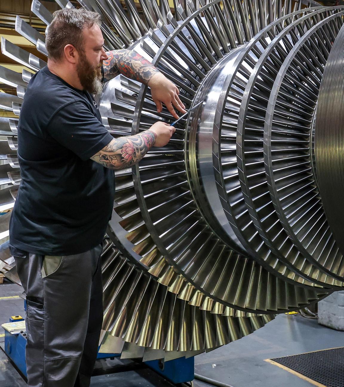 Ein Industriemechaniker arbeitet an einer Dampfturbine. 