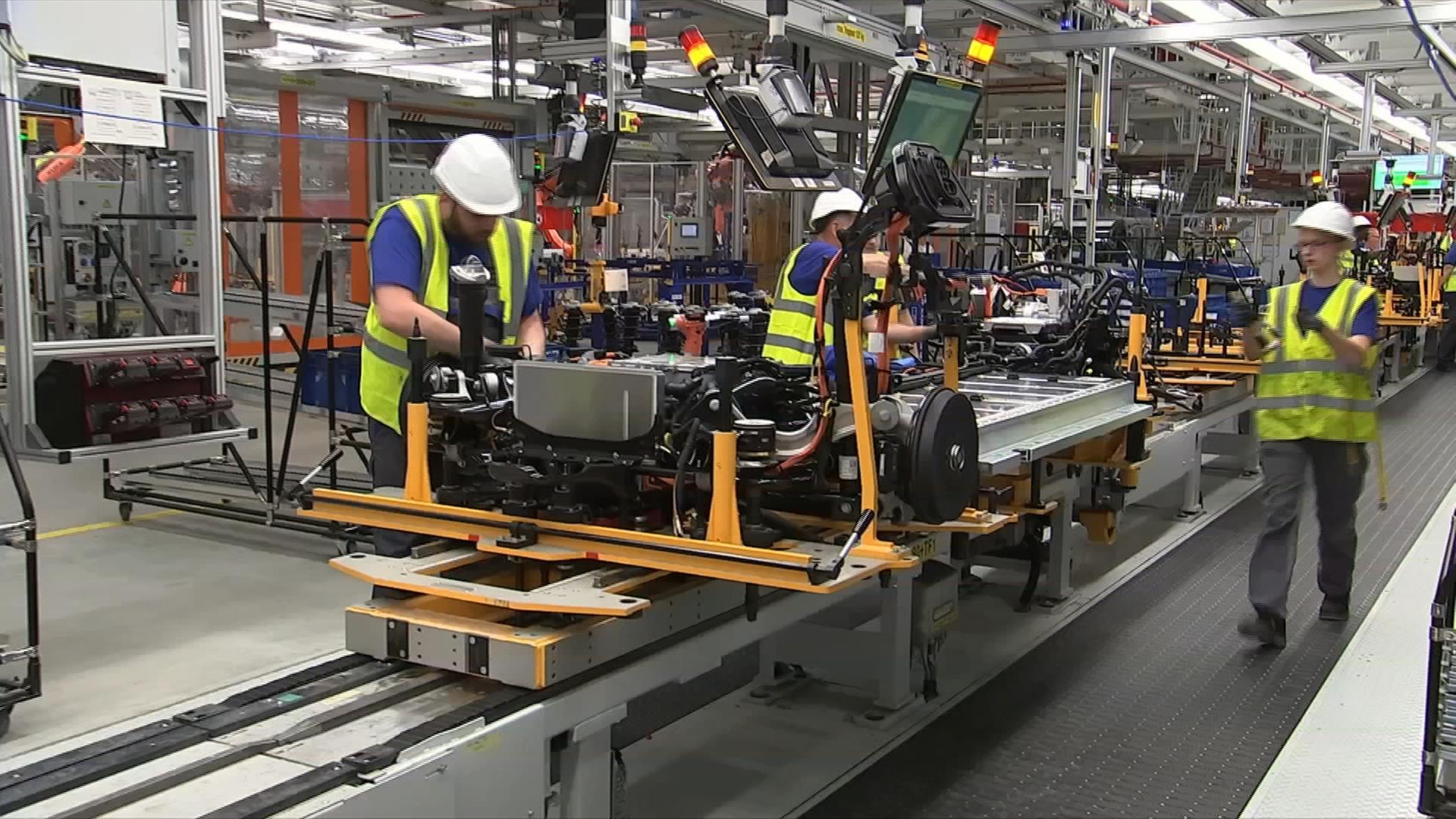 Fabrikarbeiter bei der Autoproduktion
