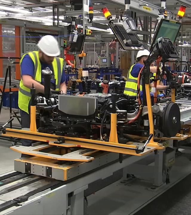 Fabrikarbeiter bei der Autoproduktion