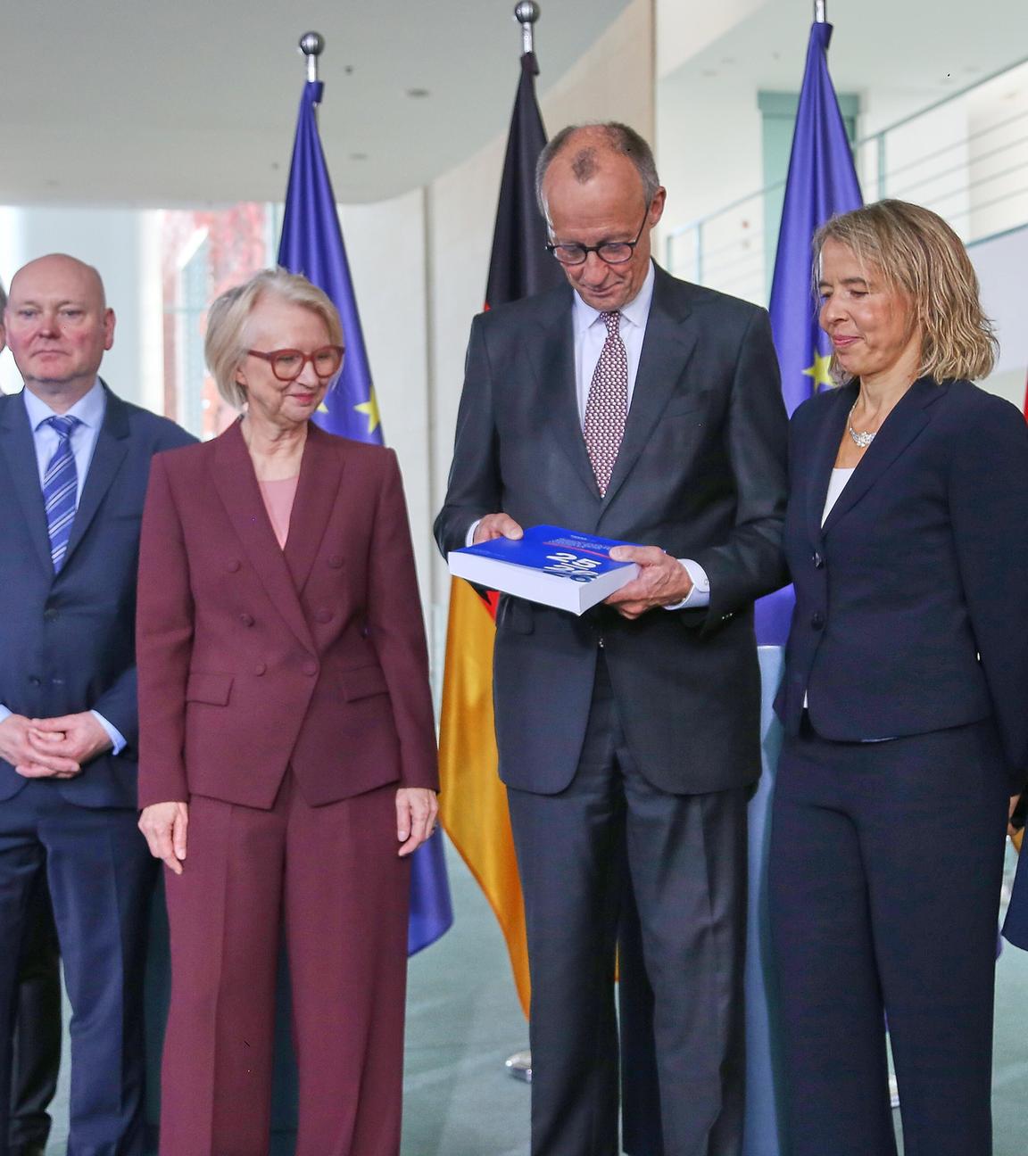 Übergabe des Jahresgutachtens des Sachverständigenrates zur Begutachtung der gesamtwirtschaftlichen Entwicklung.