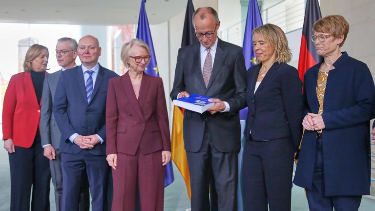 Übergabe des Jahresgutachtens des Sachverständigenrates zur Begutachtung der gesamtwirtschaftlichen Entwicklung.