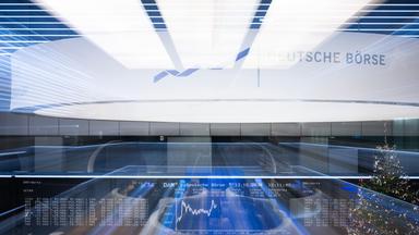 Aktienhändler arbeiten im Handelsraum der Deutschen Börse (Aufnahme mit Zoomeffekt). 