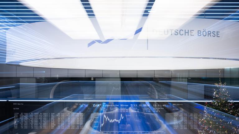 Aktienhändler arbeiten im Handelsraum der Deutschen Börse (Aufnahme mit Zoomeffekt). 