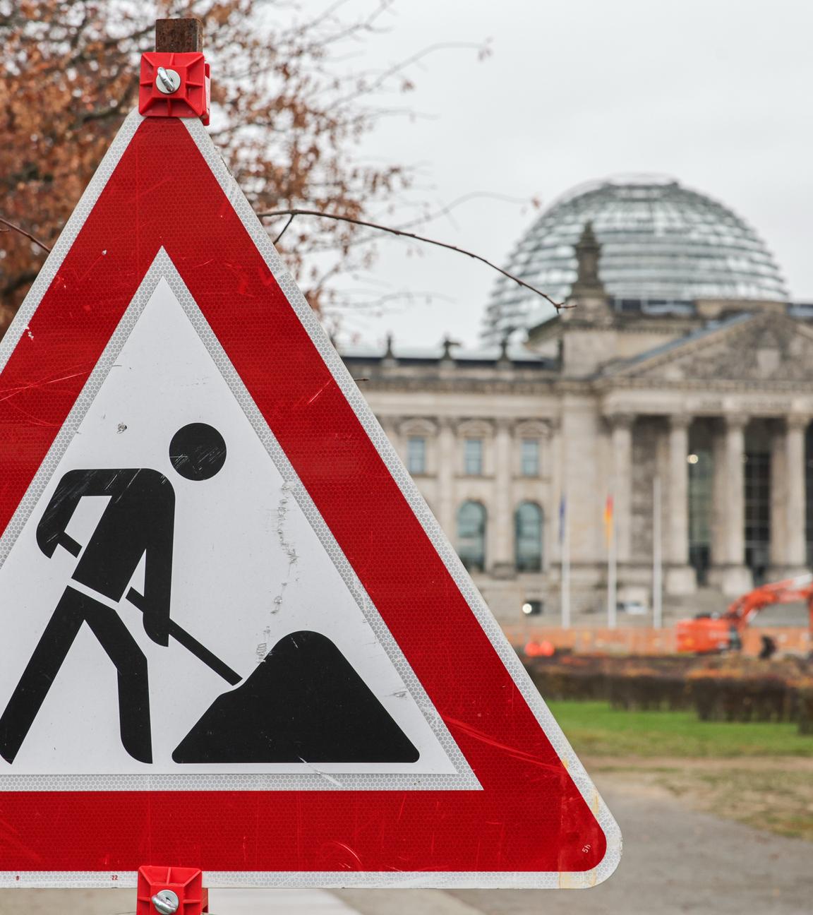 Baustellenschild vor dem Reichstagsgebäude in Berlin