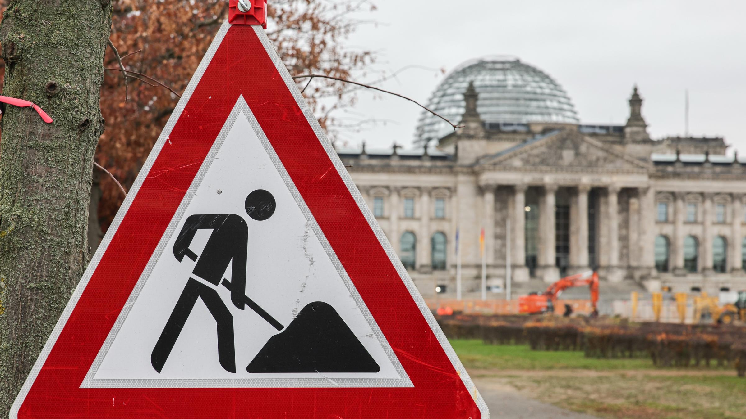 Baustellenschild vor dem Reichstagsgebäude in Berlin