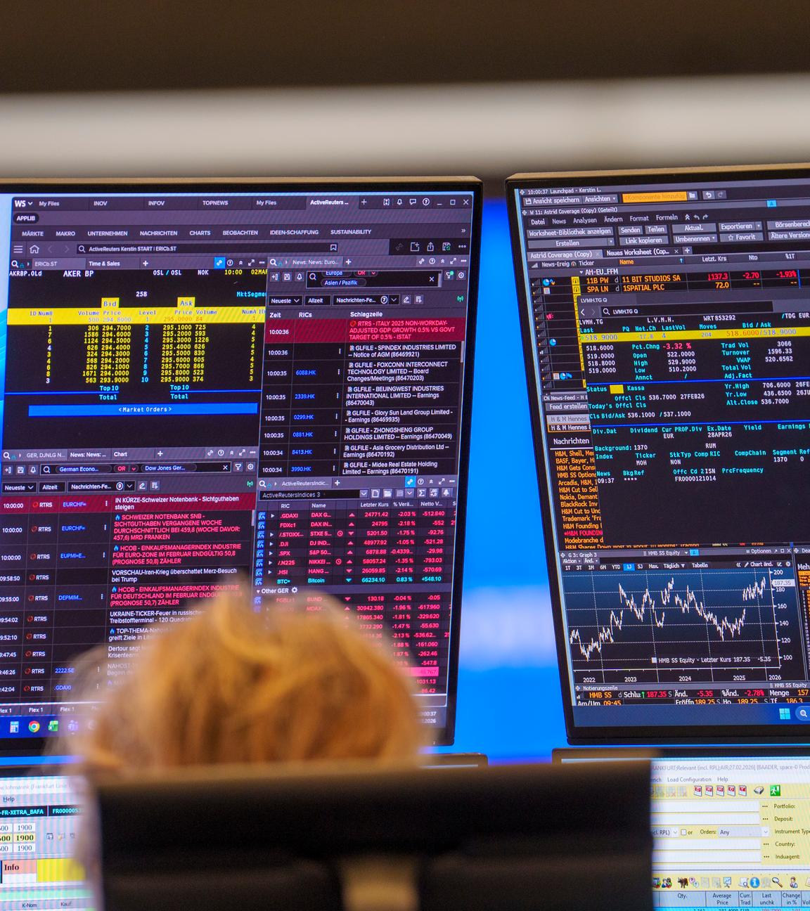 Eine Händlerin schaut im Handelssaal an der Börse auf ihre Bildschirme.