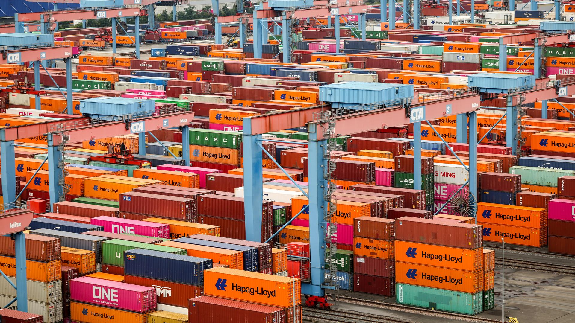  Container werden im Hamburger Hafen gelagert und verladen.