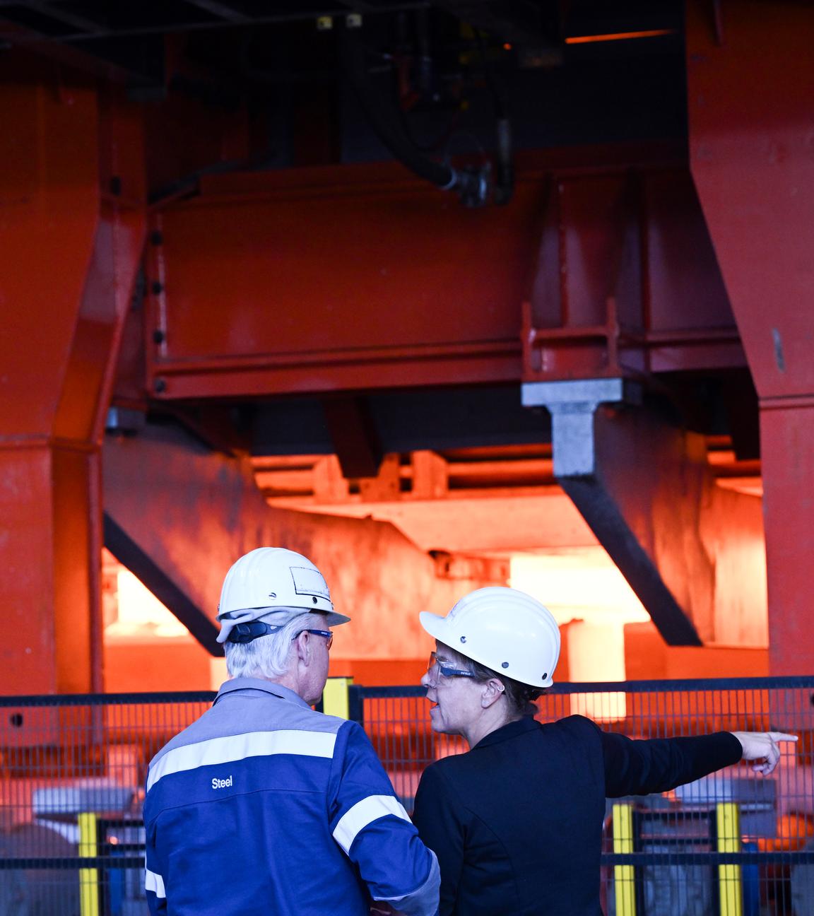 Duisburg: Mona Neubaur (Bündnis 90/Die Grünen, r) Ministerin für Wirtschaft, Industrie, Klimaschutz und Energie des Landes Nordrhein-Westfalen, unterhält sich mit Harald Espenhahn, Leiter Technology und Environment Management, Thyssenkrupp Steel, vor dem Ofen des neues Warmbandwerks