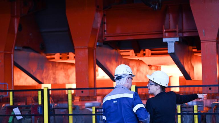 Duisburg: Mona Neubaur (Bündnis 90/Die Grünen, r) Ministerin für Wirtschaft, Industrie, Klimaschutz und Energie des Landes Nordrhein-Westfalen, unterhält sich mit Harald Espenhahn, Leiter Technology und Environment Management, Thyssenkrupp Steel, vor dem Ofen des neues Warmbandwerks