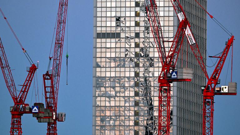 Vier Krane stehen auf der Baustelle Alexanderplatz vor dem Hochhaus des Hotels Radisson Park Inn, aufgenommen am 17.03.2025 in Berlin