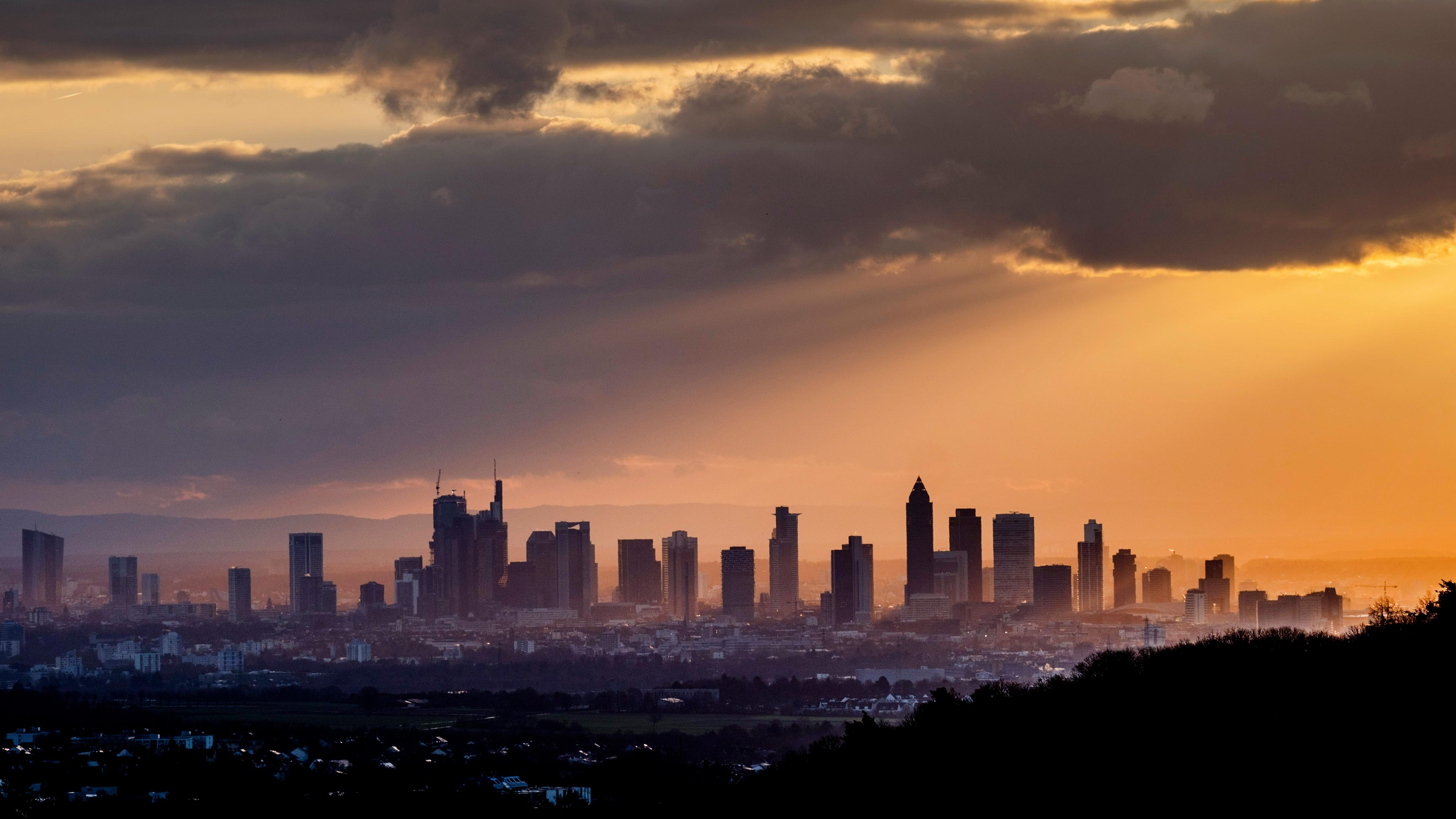 Blick auf Bankenviertel in Frankfurt am Main, aufgenommen am 11.12.2023