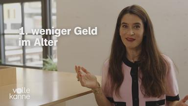 Sina Mainitz an einem Tisch mit dem Schriftzug "1. weniger Geld im Alter" eingeblendet