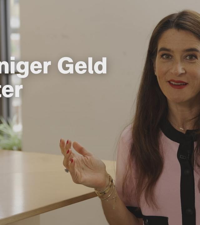 Sina Mainitz an einem Tisch mit dem Schriftzug "1. weniger Geld im Alter" eingeblendet