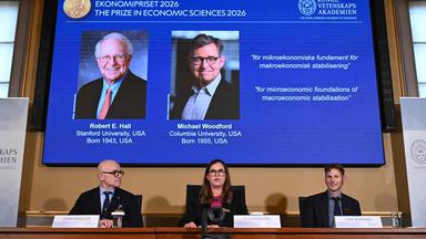 Mitglieder des Nobel-Komitess geben die Preisträger für Wirtschaftswissenschaften bekannt. 