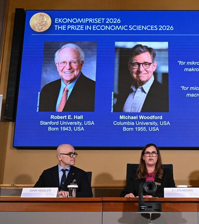 Mitglieder des Nobel-Komitess geben die Preisträger für Wirtschaftswissenschaften bekannt. 