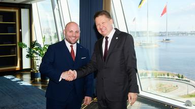 Der außenpolitische Sprecher der AfD-Bundestagsfraktion, Markus Frohnmaier (l), beim Wirtschaftsforum in St. Petersburg.