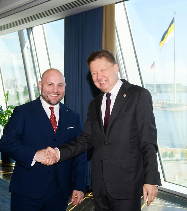 Der außenpolitische Sprecher der AfD-Bundestagsfraktion, Markus Frohnmaier (l), beim Wirtschaftsforum in St. Petersburg.