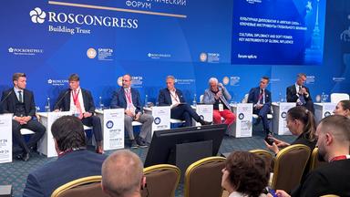 Opernagent Alessandro Ariosi (3.v.l.-r), Petr Bystron (AfD), Mitglied des Europäischen Parlaments, Justus Frantz, Pianist und Dirigent, Manager Apostolos Bantis und Manager Oliver Kempkens in St. Petersburg.