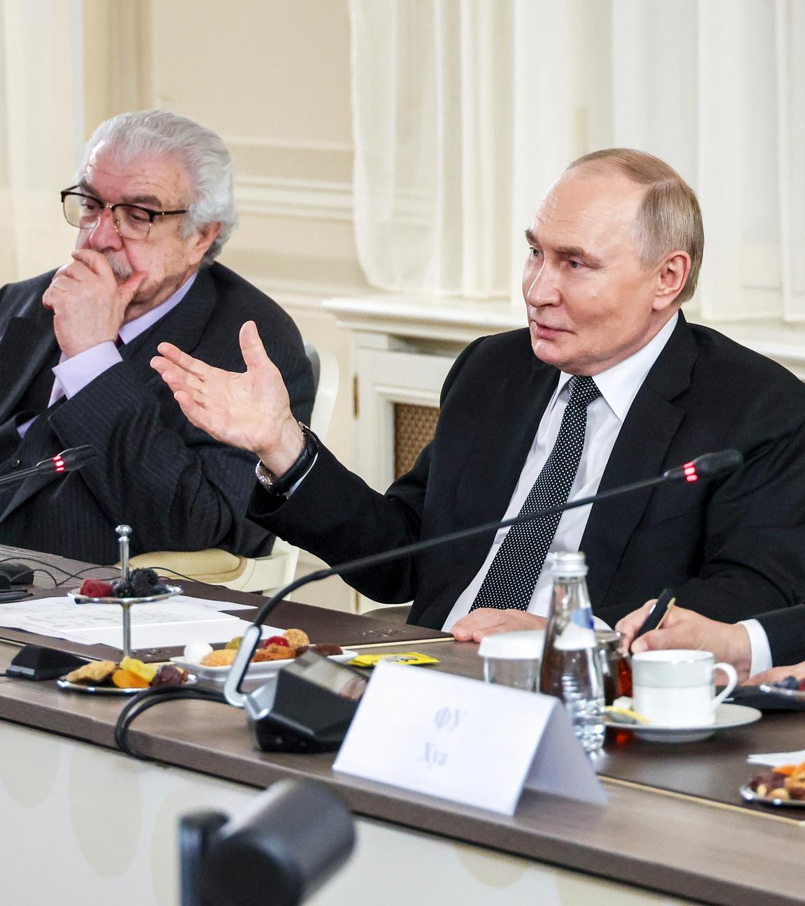 Auf der von der staatlichen russischen Nachrichtenagentur Sputnik und dem Kreml über AP veröffentlichten Aufnahme nehmen der Erste Stellvertretende Generaldirektor der Nachrichtenagentur TASS, Michail Gusman (l), und der Präsident der Nachrichtenagentur Xinhua, Fu Hua (r), an einem Treffen des russischen Präsidenten Wladimir Putin mit Vertretern internationaler Nachrichtenagenturen im neu renovierten Staatlichen Rimski-Korsakow-Konservatorium in St. Petersburg am Rande des Internationalen Wirtschaftsforums teil.
