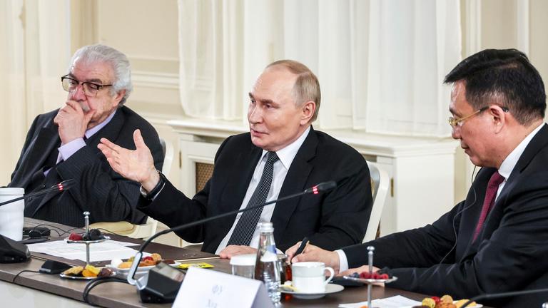 Auf der von der staatlichen russischen Nachrichtenagentur Sputnik und dem Kreml über AP veröffentlichten Aufnahme nehmen der Erste Stellvertretende Generaldirektor der Nachrichtenagentur TASS, Michail Gusman (l), und der Präsident der Nachrichtenagentur Xinhua, Fu Hua (r), an einem Treffen des russischen Präsidenten Wladimir Putin mit Vertretern internationaler Nachrichtenagenturen im neu renovierten Staatlichen Rimski-Korsakow-Konservatorium in St. Petersburg am Rande des Internationalen Wirtschaftsforums teil.