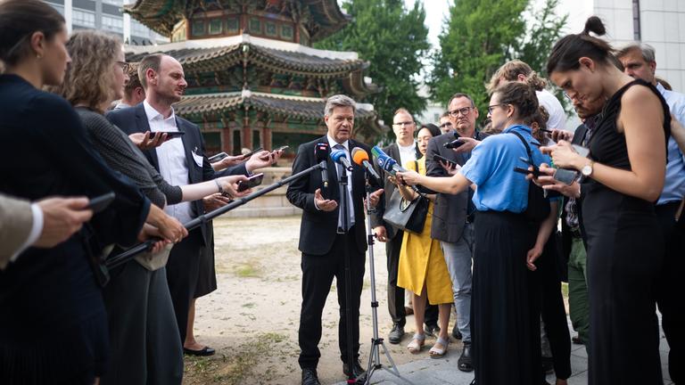 Südkorea, Seoul: Robert Habeck (Bündnis 90/Die Grünen), Bundesminister für Wirtschaft und Klimaschutz, spricht während eines Pressestatement im Rahmen einer Südkorea-Reise.
