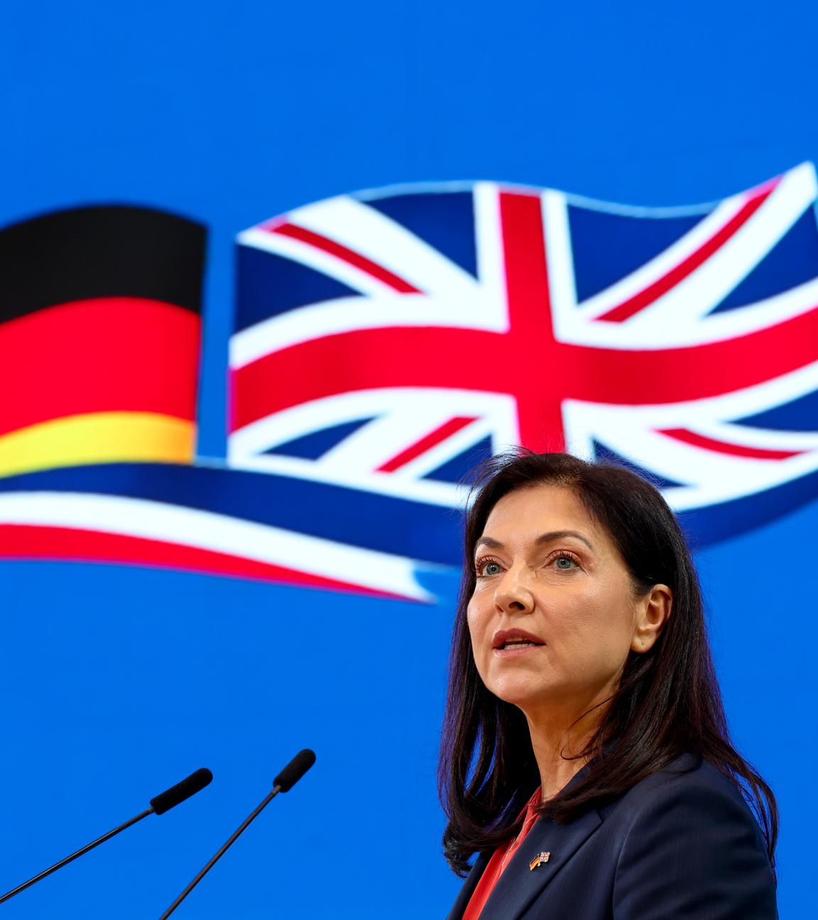 Die deutsche Bundesministerin für Wirtschaft und Energie, Katherina Reiche, spricht am 27. April 2026 auf dem deutsch-britischen Wirtschafts- und Regierungsforum in Berlin. Das Forum baut auf dem Kensington-Vertrag auf, einem wegweisenden Kooperationsabkommen, das im Juli 2025 in London unterzeichnet wurde. Der Vertrag markiert eine neue Partnerschaft zwischen Deutschland und Großbritannien nach dem Brexit und schafft einen umfassenden Rahmen für eine strategische Partnerschaft mit den Schwerpunkten Verteidigung, Energiesicherheit und digitaler Handel.