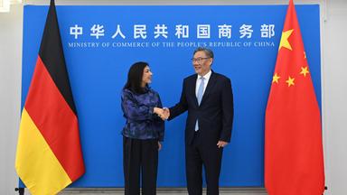  Katherina Reiche (l, CDU), Bundesministerin für Wirtschaft und Energie, schüttelt Wang Wentao, Handelsminister Chinas, die Hand. 