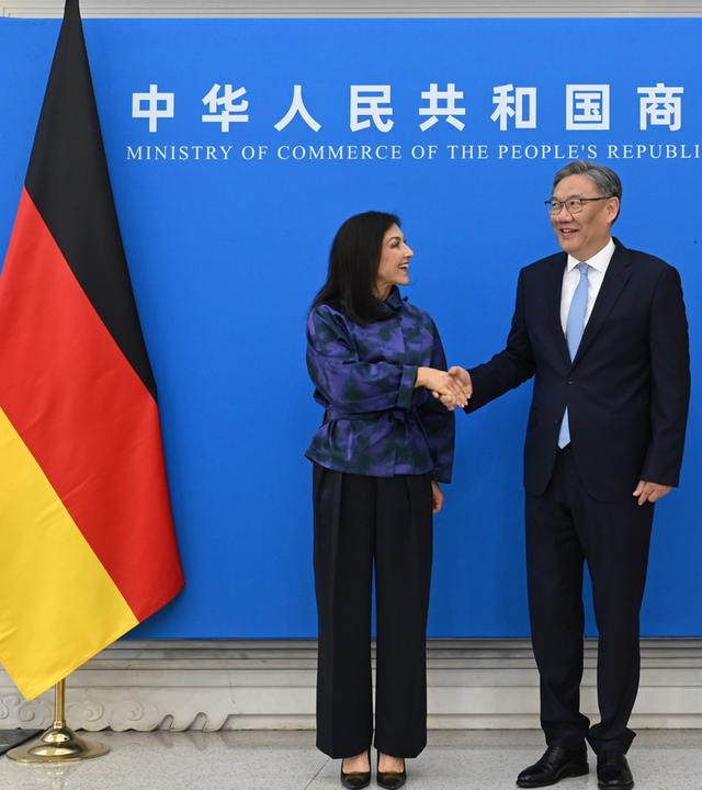  Katherina Reiche (l, CDU), Bundesministerin für Wirtschaft und Energie, schüttelt Wang Wentao, Handelsminister Chinas, die Hand. 