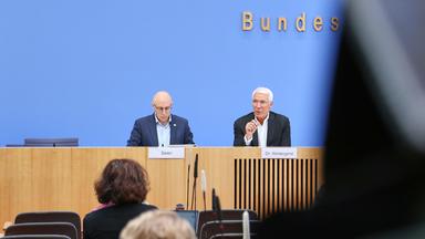  Vorstellung der Wirtschaftsschutzstudie 2026: Sinan Selen, Vizepraesident des Bundesamtes fuer Verfassungsschutz (BfV) und Ralf Wintergerst, Bitkom-Praesident