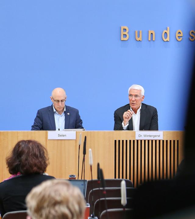  Vorstellung der Wirtschaftsschutzstudie 2026: Sinan Selen, Vizepraesident des Bundesamtes fuer Verfassungsschutz (BfV) und Ralf Wintergerst, Bitkom-Praesident