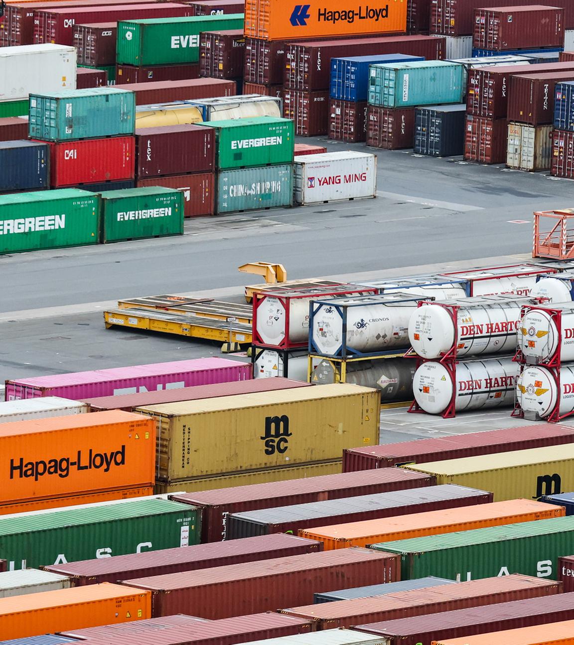 (Symbolbild) Container stehen am Burchardkai im Hamburger Hafen