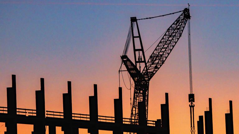 Blick auf eine Baustelle und einen Kran bei Erfurt.