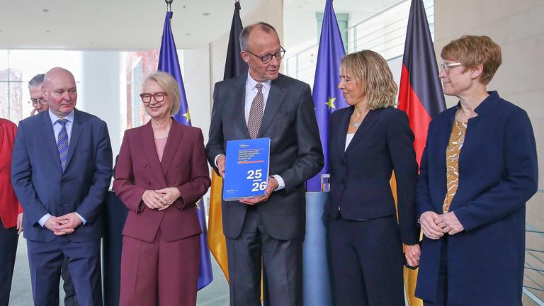 Übergabe des Jahresgutachtens des Sachverständigenrates zur Begutachtung der gesamtwirtschaftlichen Entwicklung.