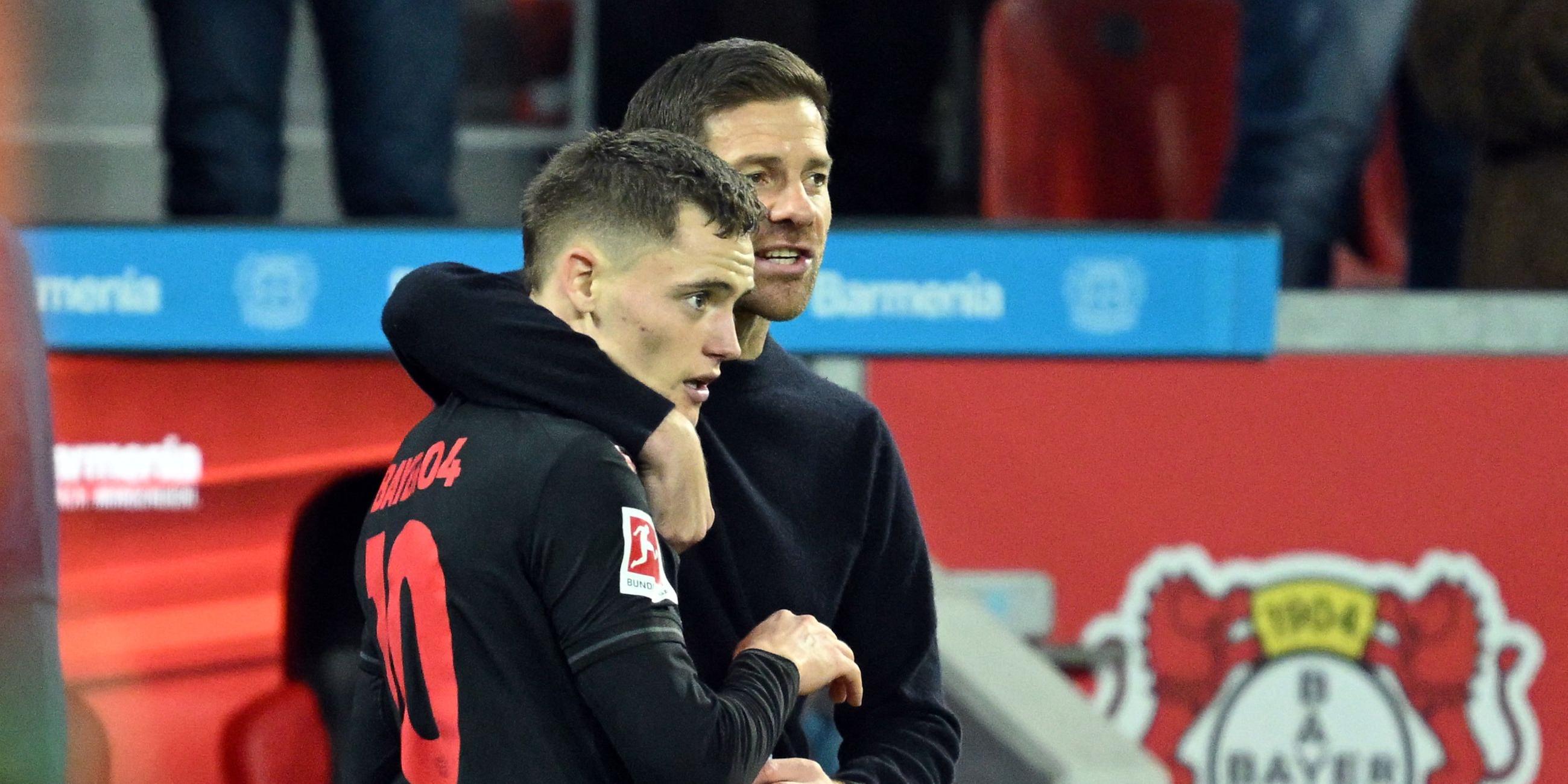 Bayer Leverkusen Coach Xabi Alonso legt im Bundesligaspiel gegen den SC Freiburg seinen Arm um Florian Wirtz. 29. Oktober 2023. 
