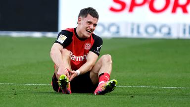 Nach einem rueden Foul seinen ehemaligen Mannschaftskameraden Mitchell WEISER musste Florian WIRTZ (LEV) das Spielfeld vorzeitig verletzt verlassen.