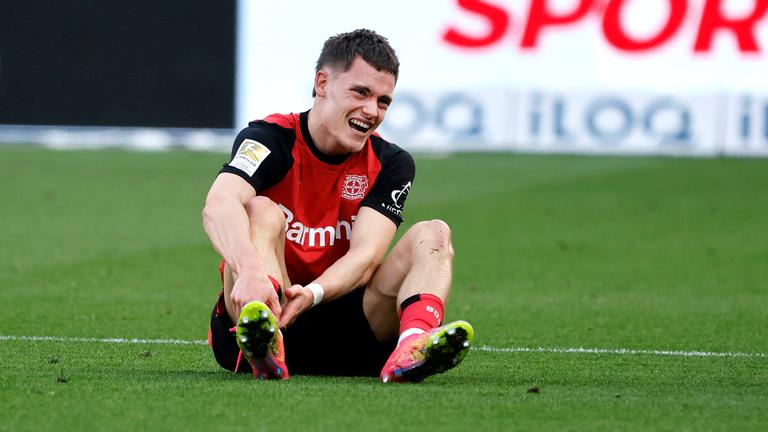 Nach einem rueden Foul seinen ehemaligen Mannschaftskameraden Mitchell WEISER musste Florian WIRTZ (LEV) das Spielfeld vorzeitig verletzt verlassen.