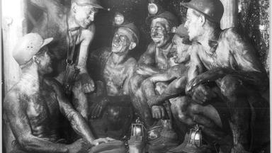 Bild von 1957 in Schwarz-Weiß: Arbeiter sitzen in einer Grube der Wismut