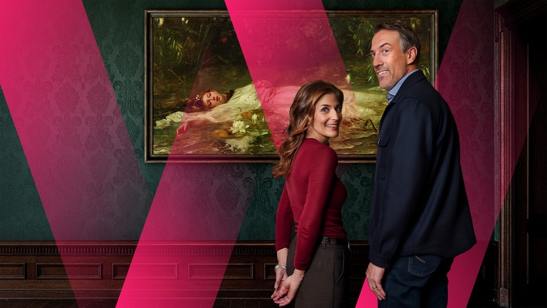 Marcus Niehaves und Katty Salié vor Kunstwerk im Landesmuseum Wiesbaden