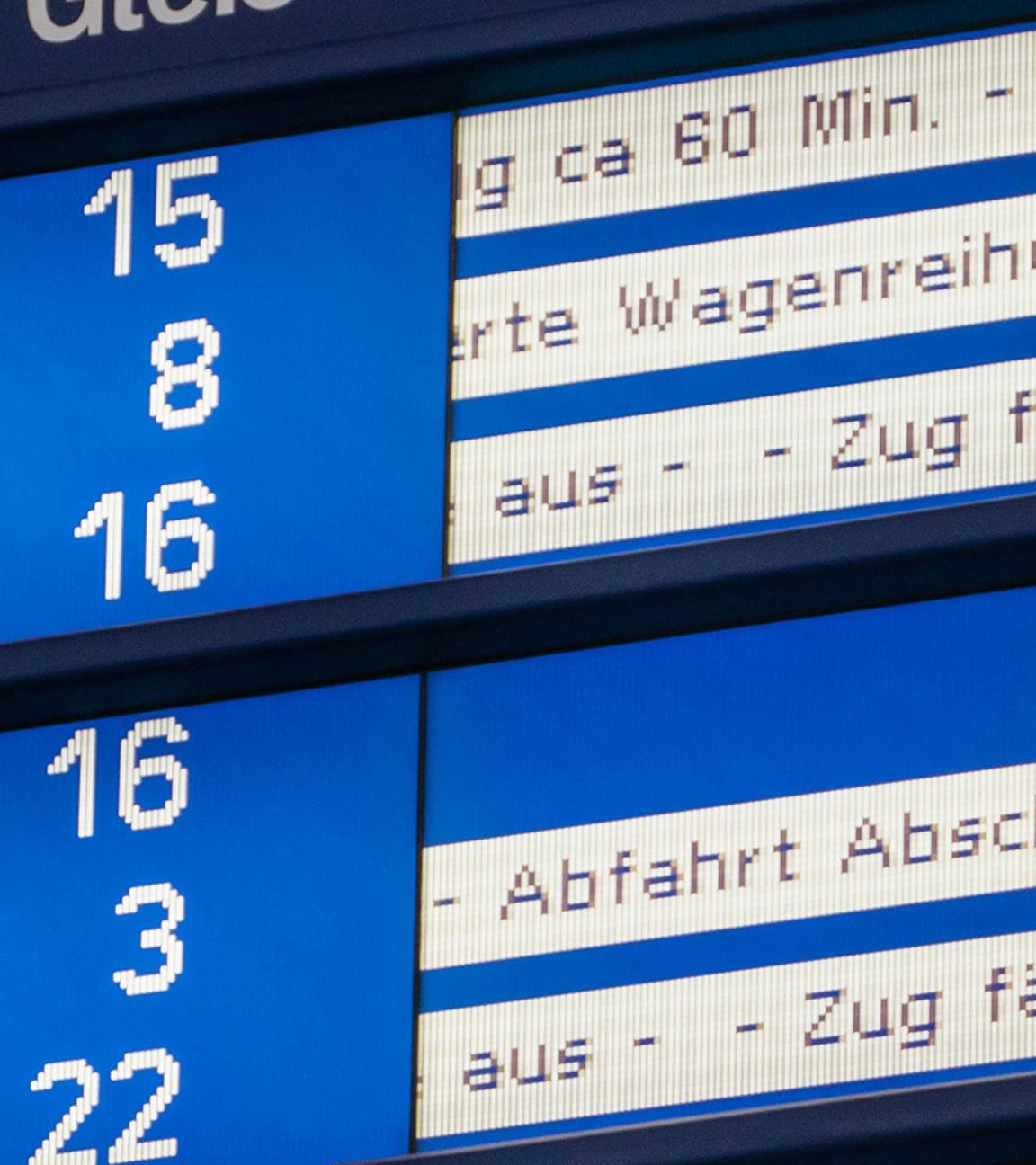 Anzeigetafel der Deutschen Bahn mit Zufausfällen und Verspätungen