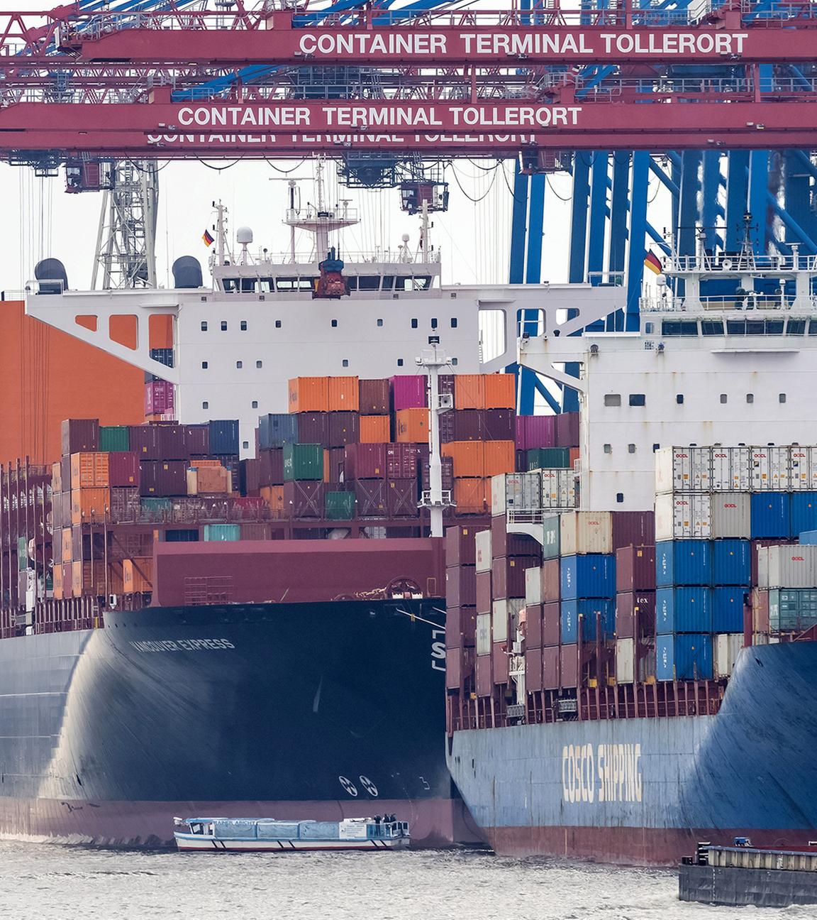 Zwei Container-Schiffe im Hamburger Hafen werden entladen