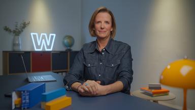 Valerie Haller sitzt im Studio von "WISO - Wirtschaft erklärt".
