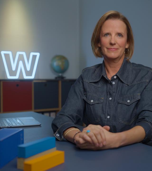 Valerie Haller sitzt im Studio von "WISO - Wirtschaft erklärt".