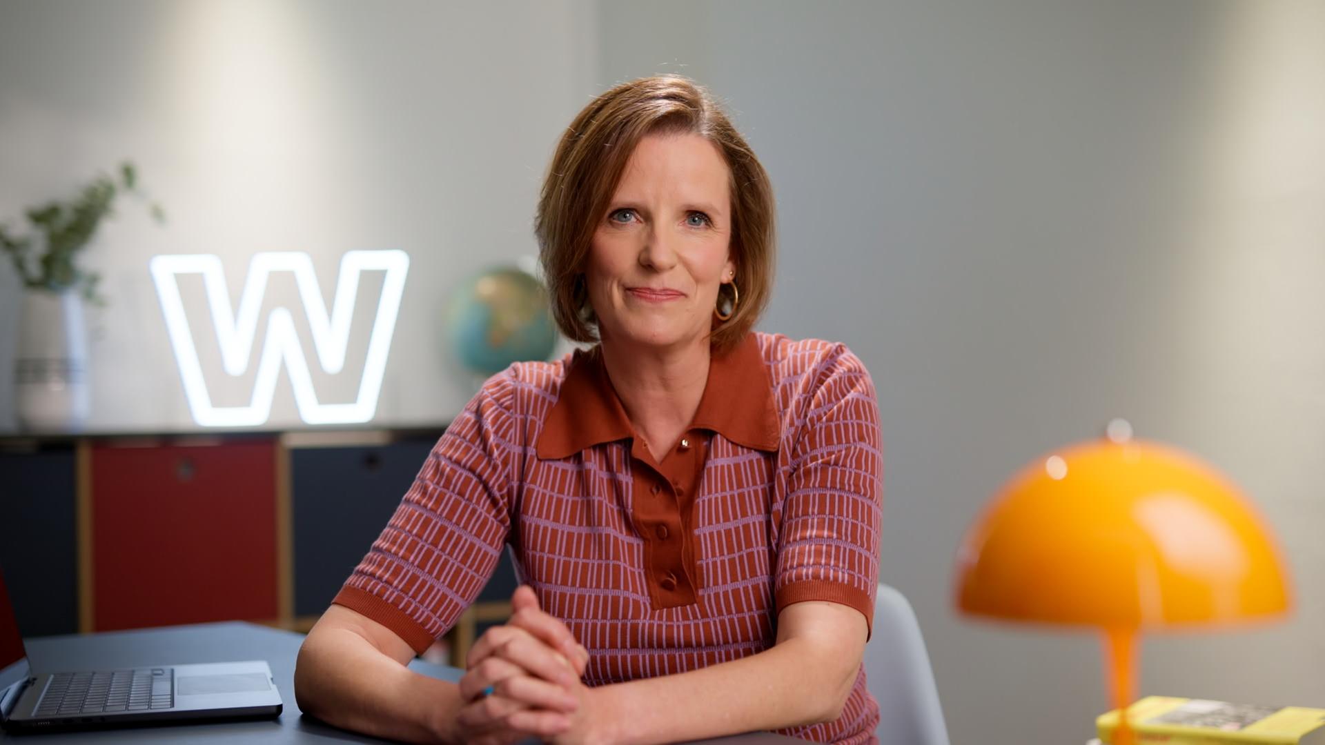 ZDF-Wirtschaftsexpertin Valerie Haller im Studio von "WISO - Wirtschaft erklärt: Mehrwertsteuer hoch? Drei unbequeme Wahrheiten"