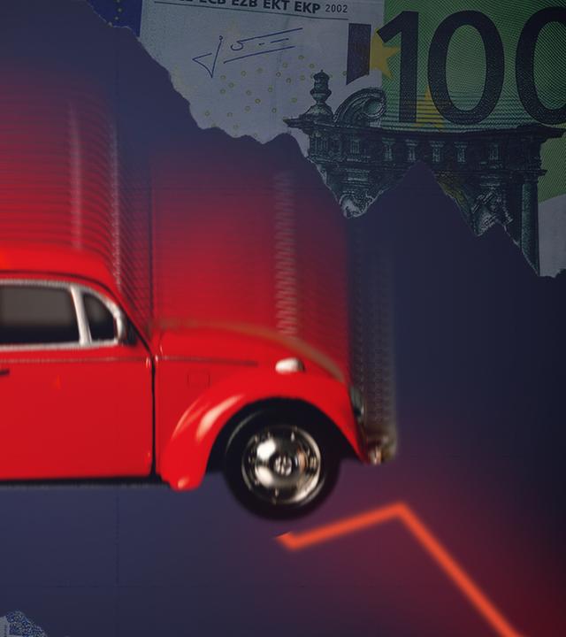 In der Mitte des Bildes sieht man eine alte VW Ente, der Hintergrund stellt eine Konjunkturkurve dar. Oben rechts und unten links in der Ecke sind 100 Euro-Scheine zu erkennen.