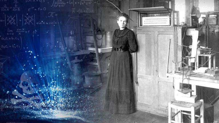 Marie Curie steht in ihrem Labor, circa 1930. Daneben ist ein Totenkopf vor einem blauen Hintergrund mit leicht erkennbaren mathematischen Formeln.