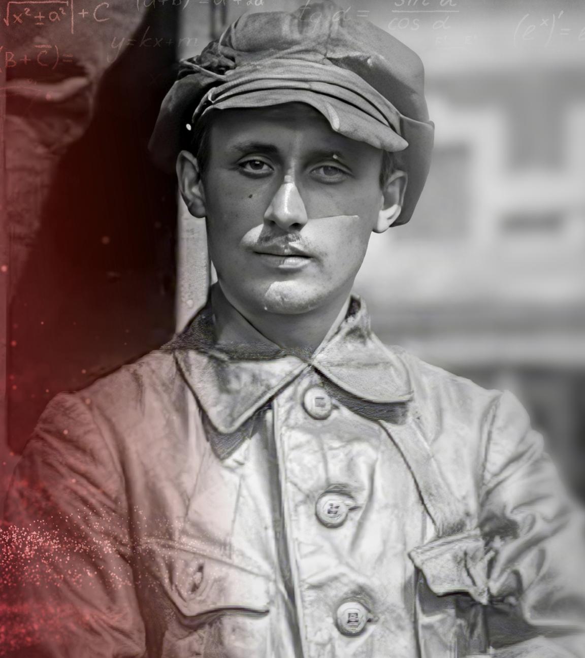 Walerian Abakowski in Uniform und Eisenbahnerkappe lehnt an einem Waggon und blickt in die Kamera. Im linken Bildbereich ein Giftsymbol (Totenkopf) und mathematische Formeln.