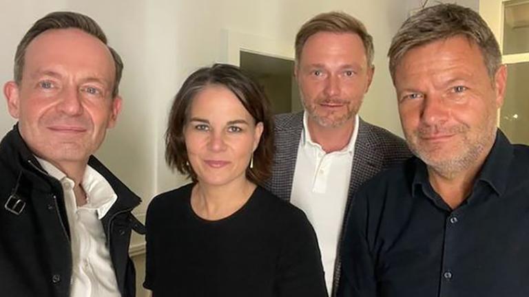 Volker Wissing (l-r), Annalena Baerbock, Christian Lindner und Robert Habeck sind auf einem Selfie zu sehen