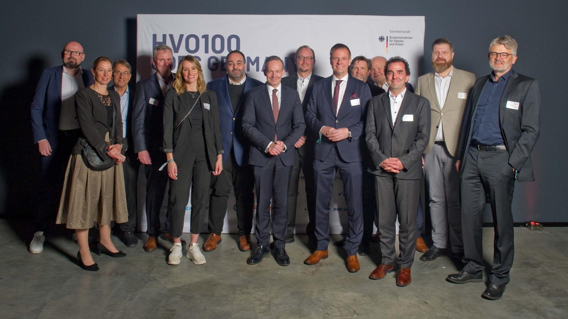 Gruppenfoto mit Minister Wissing und Unterstützern der Kampagne "HVO100 goes Germany" am 13. März 2024.