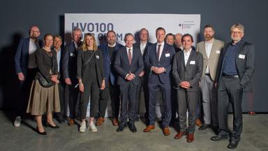 Gruppenfoto mit Minister Wissing und Unterstützern der Kampagne "HVO100 goes Germany" am 13. März 2024.