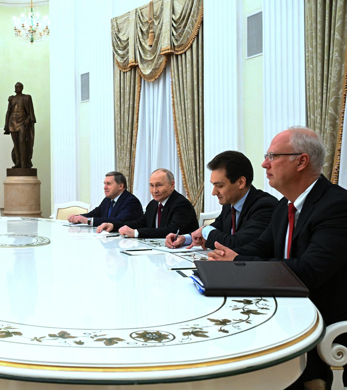 Dieses von der staatlichen russischen Nachrichtenagentur Sputnik über AP zur Verfügung gestellte Foto zeigt den russischen Präsidenten Wladimir Putin (3.v.r), den außenpolitischen Berater des russischen Präsidenten Juri Uschakow (4.v.r) und der Geschäftsführer des Russischen Direktinvestitionsfonds, der Sonderbeauftragte des Präsidenten für Investitionen und wirtschaftliche Zusammenarbeit mit dem Ausland, Kirill Dmitriev (r) bei einem Gespräch mit dem US-Sondergesandten Steve Witkoff (2.v.l) und Jared Kushner (3.v.l), Schwiegersohn von US-Präsident Trump, im Senatspalast des Kremls in der russischen Hauptstadt.